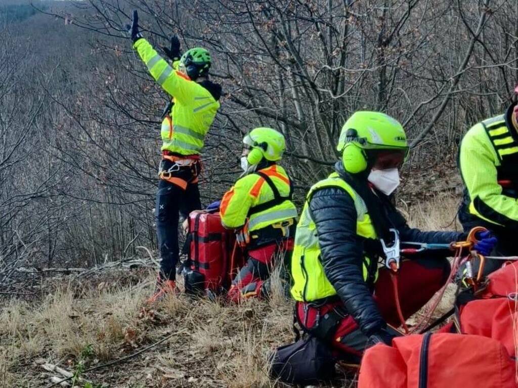 Cade lungo il sentiero, escursionista salvata dal Soccorso Alpino - il ...