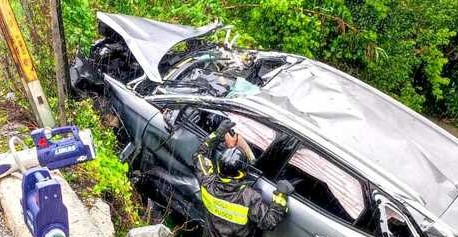 Sbanda con l’auto sul Raccordo Salerno/Avellino e finisce nel dirupo: ferito un 48enne