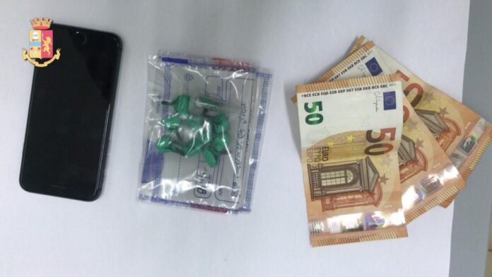 Cocaina e soldi, arrestato salernitano di 19 anni