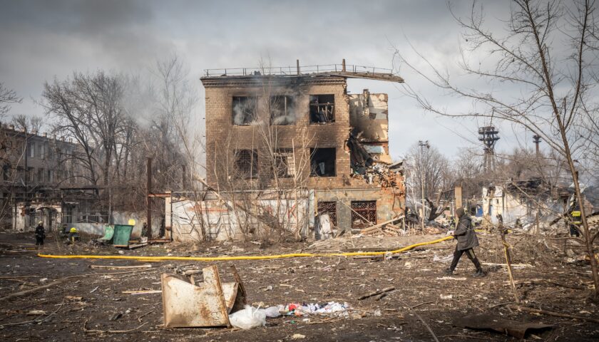 Ucraina, l’aggressione russa si concentra a Est. “Ai difensori di Mariupol restano poche ore”