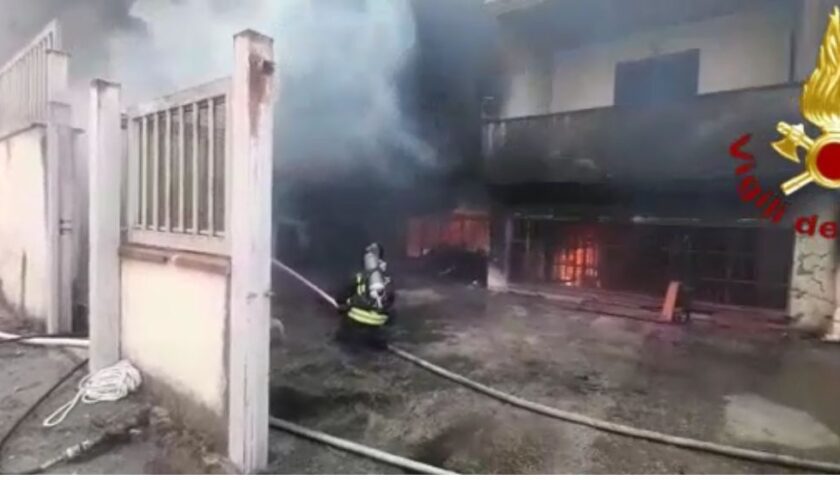 Incendio in via De Gasperi a Pagani, parte la raccolta fondi per la famiglia che ha perso tutto