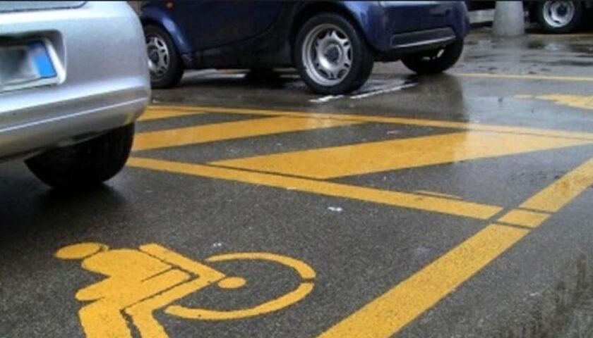 Pass falso, parcheggia nella sosta per disabili: multato e denunciato assicuratore ebolitano