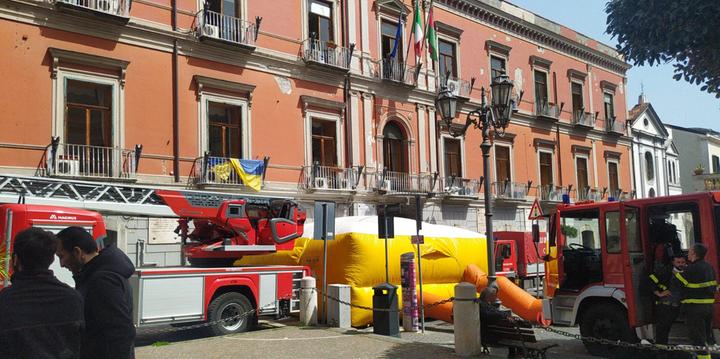 Protesta sul tetto del Comune di Pagani, alle 19 di ieri impiegato dell’Asl convinto a scendere