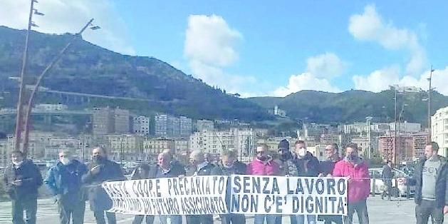 Operai delle coop alla Stazione Marittima di Salerno ma De Luca non c’è