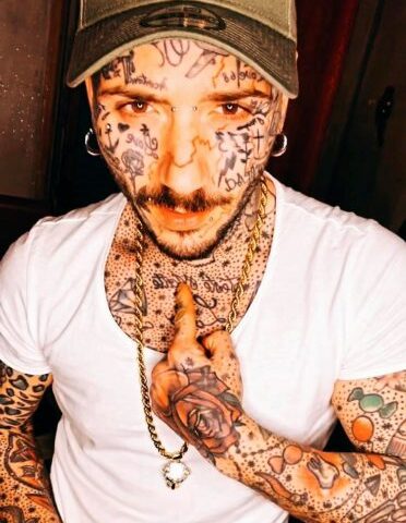 Battipaglia, “Non mi fanno entrare nel locale perchè ho il volto tatuato”