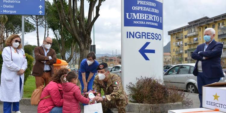 Nocera Inferiore, l’Esercito regala uova di Pasqua ai bimbi ricoverati