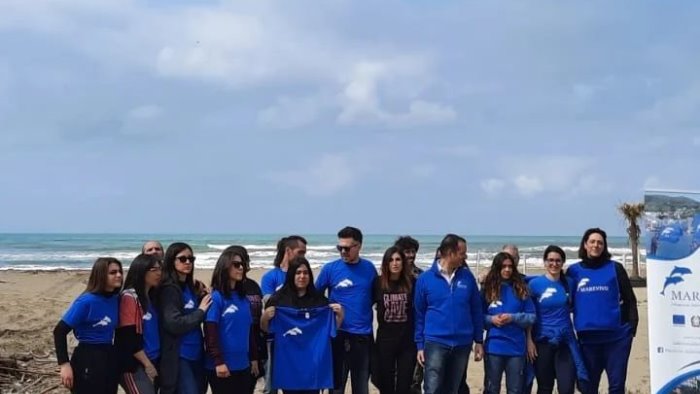 Attiviste e attivisti ripuliscono la spiaggia Licinella a Paestum