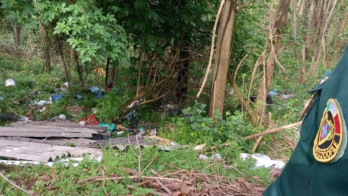 Discarica a cielo aperto con amianto nel Parco Diecimare a Mercato San Severino