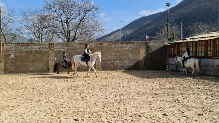 A Roccapiemonte lezione di equitazione gratis per i ragazzi ucraini