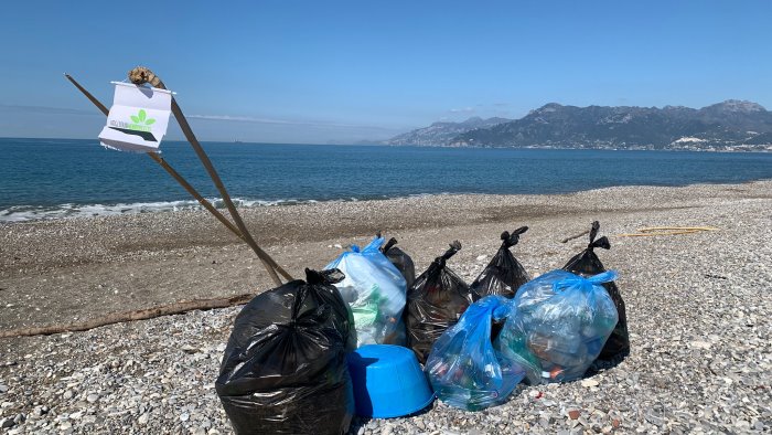 Salerno: attivista di Voglio un Mondo Pulito raccoglie rifiuti di Pasquetta in spiaggia