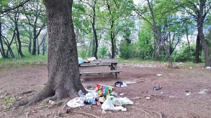 Pasquetta ad Angri tra rifiuti abbandonati, panchine e giostrine danneggiate: sindaco infuriato