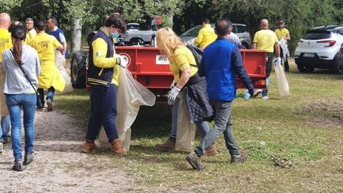 Eboli, “Liberiamo la marina”: cittadini puliscono la pineta dai rifiuti