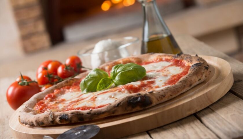 “Le pizze sono fredde”, e armato di coltelli minaccia il pizzaiolo