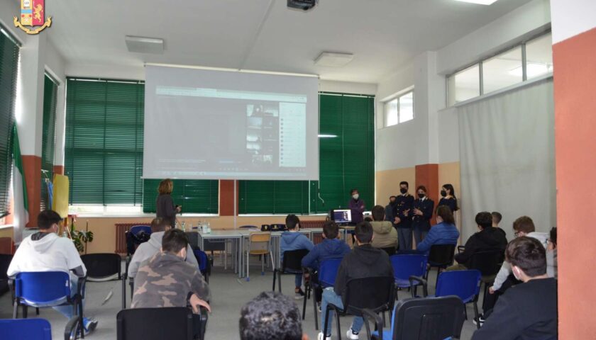 LA  POLIZIA  DI  STATO  INCONTRA  GLI  STUDENTI. GLI INCONTRI CON GLI STUDENTI  NEL MESE DI APRILE DELLA QUESTURA DI SALERNO