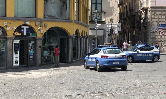 Rapina in piazza Portanova a Salerno, commerciante aggredito. Bandito in fuga