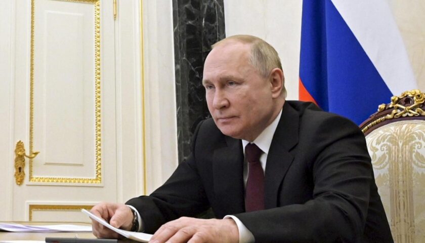 Azovstal, Putin: “Corridoi per civili ma soldati Ucraina si arrendano”