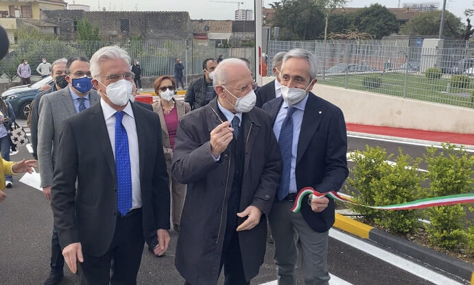 Ruggi, De Luca al taglio del nastro del parcheggio: “Nuovo ospedale modello per il Sud”