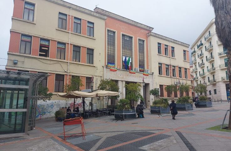 Il presidente della Provincia di Salerno Strianese visita l’Istituto Scolastico Regina Margherita di Salerno con Piero De Luca