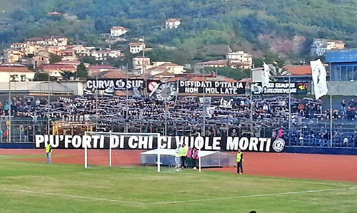 Striscione a Cava de’ Tirreni contro le forze dell’ordine, Daspo di una anno per un tifoso della Cavese