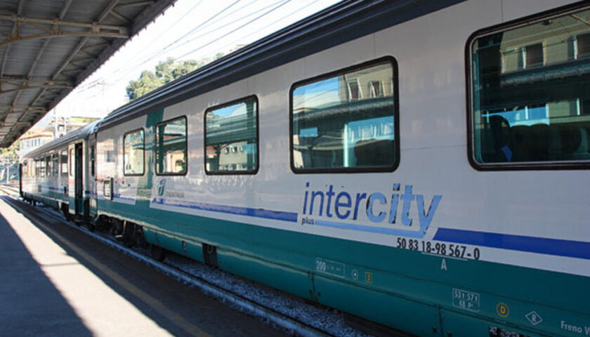 Difende capotreno e controllore da uomo senza biglietto, aggredito in Liguria dirigente di Polizia originario di Teggiano