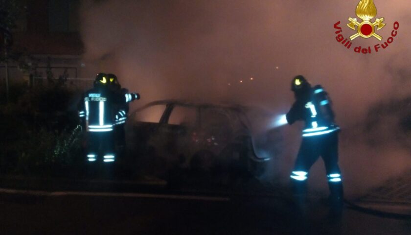 Battipaglia, 4 auto in fiamme nella notte in piazza De Vita: si indaga