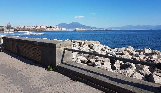 Napoli, orrore in via Caracciolo: trovato corpo senza vita di un uomo