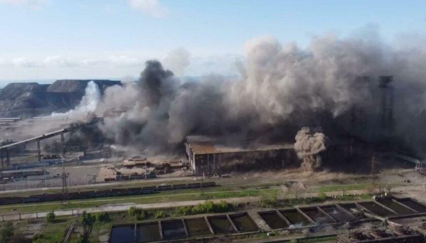 Brucia nave russa colpita da un razzo ucraino