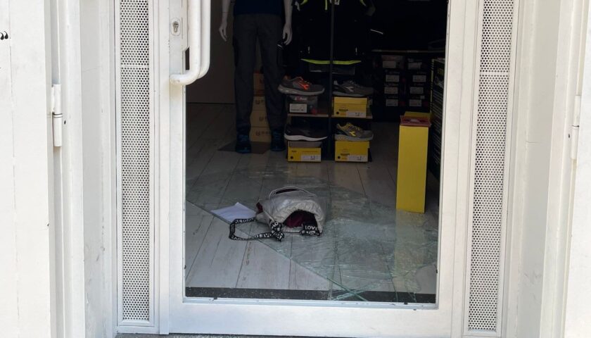 Furto all’alba in un negozio a Battipaglia, ladri portano via poche decine di euro