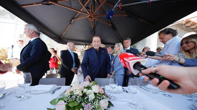Berlusconi: “L’Ucraina è Paese aggredito, abbiamo l’obbligo di aiutarlo a difendersi”