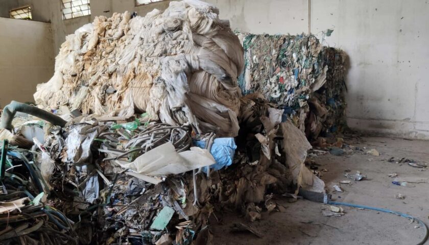 Pontecagnano, discarica all’interno dell’ex tabacchificio a Picciola