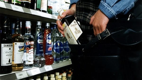 Marina di Camerota, minorenni sorpresi in un supermercato a rubare alcolici