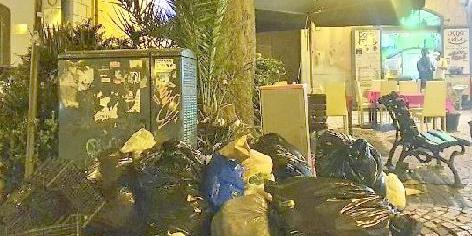 Città sporca, “cumuli di rifiuti anche davanti alle scuole”