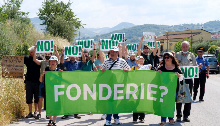 Buccino manifesta per dire no alla delocalizzazione delle Fonderie Pisano