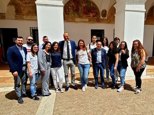 Montecorvino Pugliano, saluto del sindaco e dell’assessore alle politiche giovanili ai 10 volontari del servizio civile Universale che hanno firmato i contratti