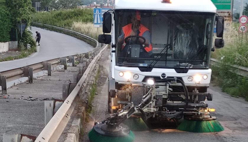 Rifiuti agli svincoli della tangenziale e buste per strada: l’appello di Salerno Pulita