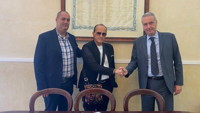 Il presidente Cesarano consegna nelle mani del sindaco Salvati il titolo della Scafatese