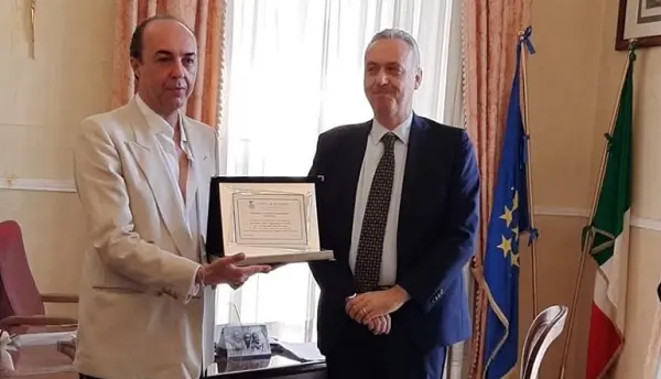 Scafati, il sindaco premia con una targa lo stilista delle star Scognamiglio