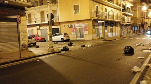 Salerno, la città si risveglia con strade stracolme di rifiuti