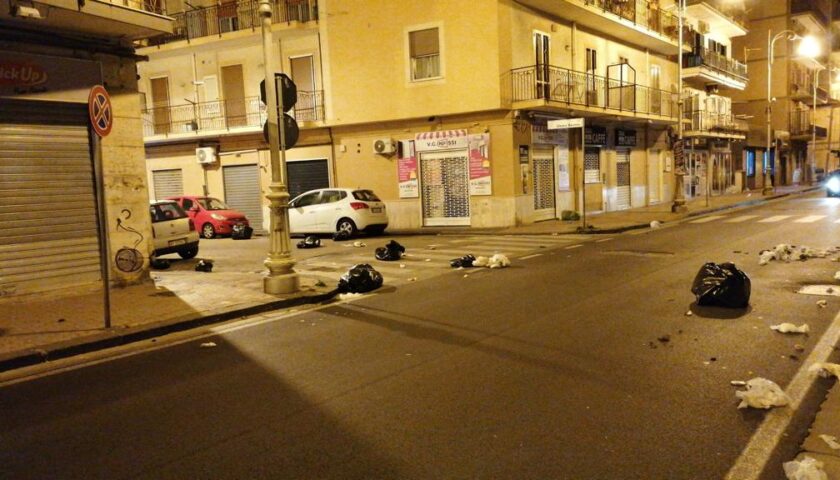 Salerno, la città si risveglia con strade stracolme di rifiuti