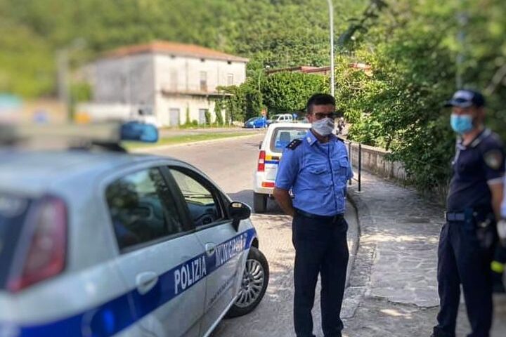 Nocera Superiore, tenta il suicidio: salvato dalla polizia municipale