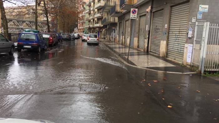 Acquazzone su Salerno nel pomeriggio, strade e lungomare allagati