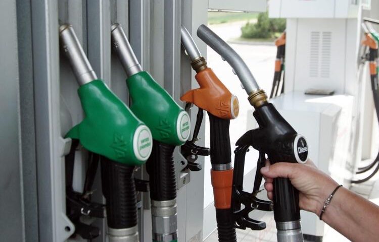 Benzina record, in Campania superati i 2 euro a litro