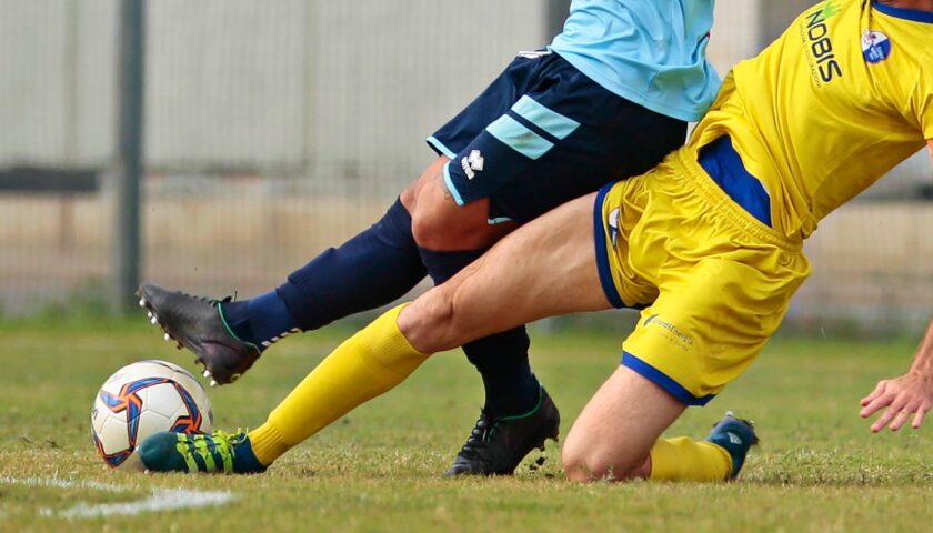 Calcio, il Pisciotta denuncia aggressione e offese a un suo calciatore: indagini sul Faiano