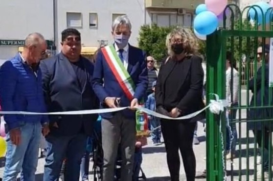 Parco giochi al Quadrivio di Campagna, inaugurazione con il sindaco