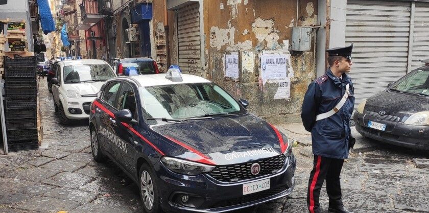 Tentano di strangolare una ragazza, brutale aggressione a Napoli