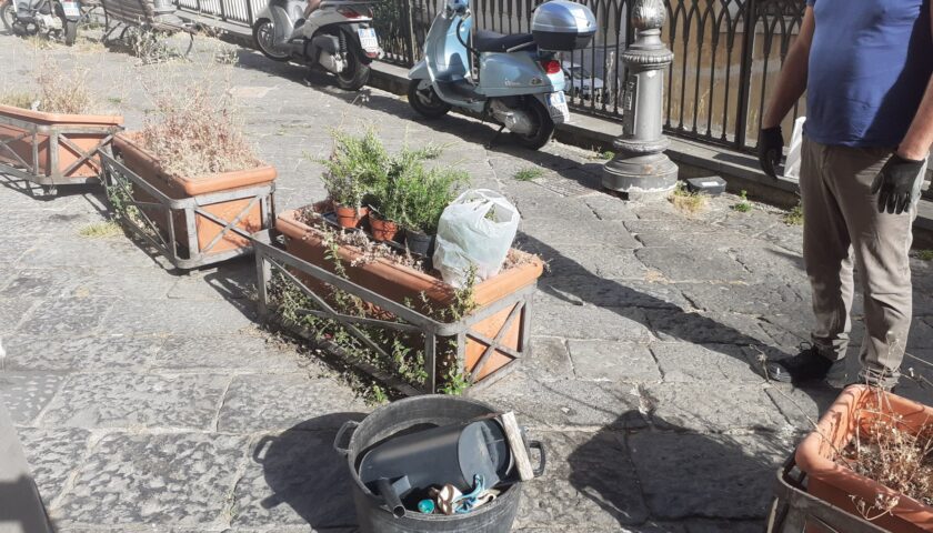 Salerno, i residenti del Centro Storico: “Comune assente, a pulire ci pensiamo noi”