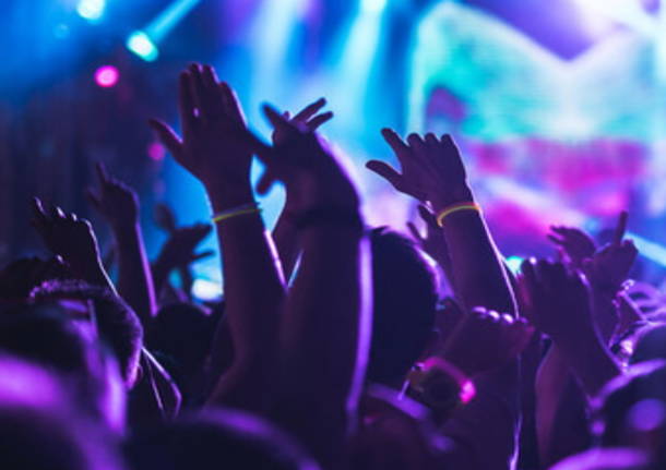 Discoteca di Salerno propone serata senza alcol, i giovani non accettano: serata annullata
