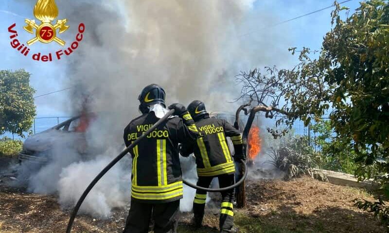 Incendio a Maiori, il sindaco contro i piromani: “Criminali”