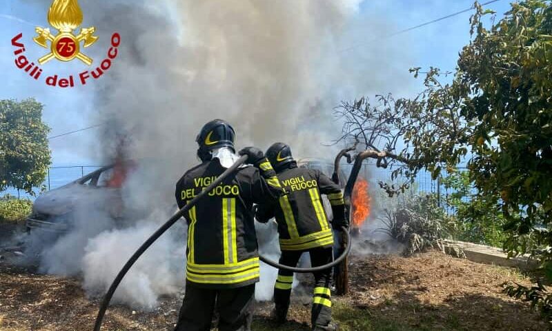 Auto in fiamme a Conca dei Marini