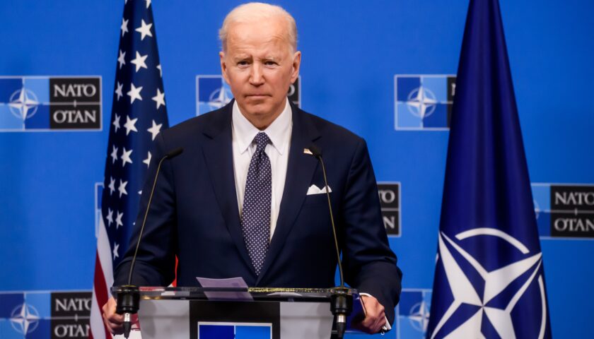 Biden conferma gli aiuti all’Ucraina tra droni e artiglieria pesante. “Putin non vincerà”